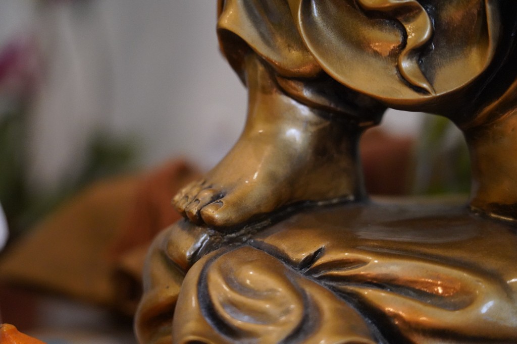 Detail einer goldenen Statue