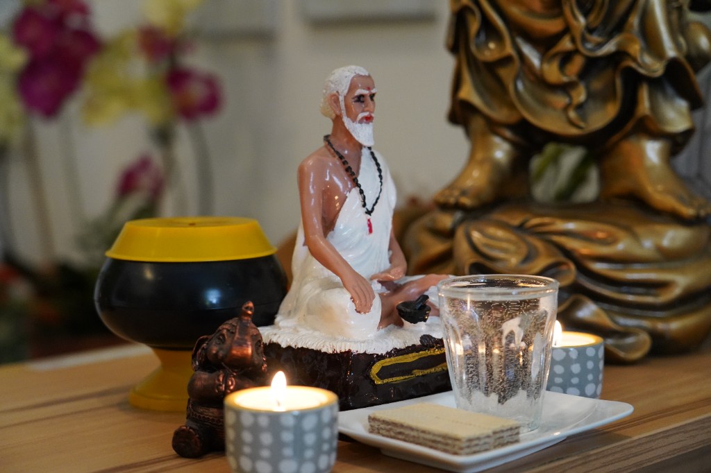 Kleiner Altar mit Kerzen und Figur