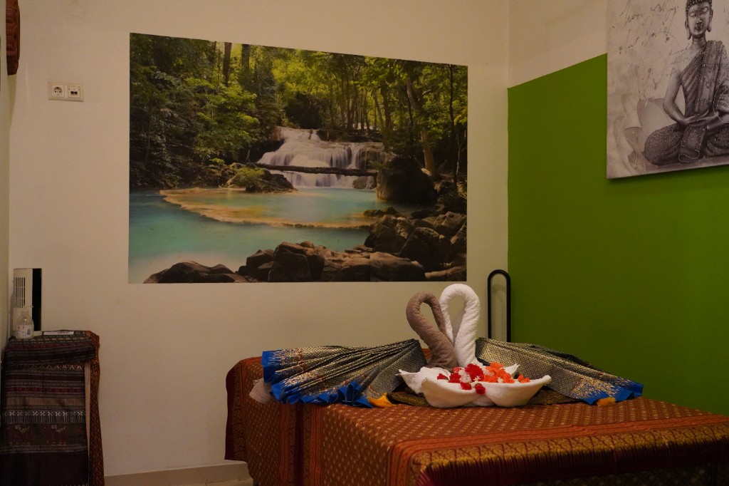 Behandlungsraum mit Massage-Liege